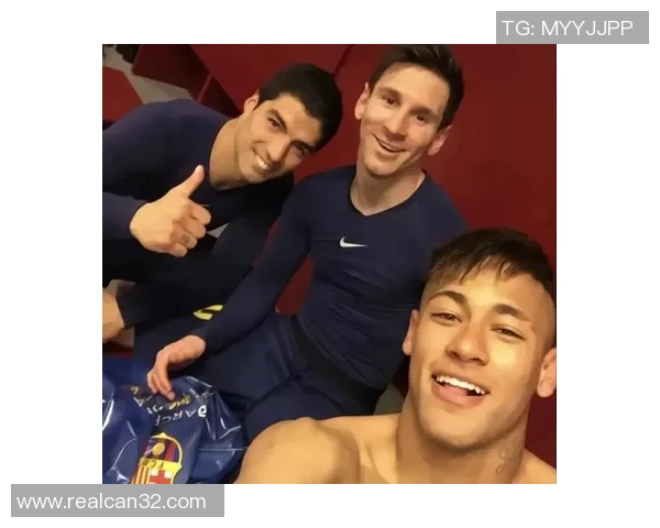 足球巨星私下便装街头亮相尽显休闲时尚魅力风采