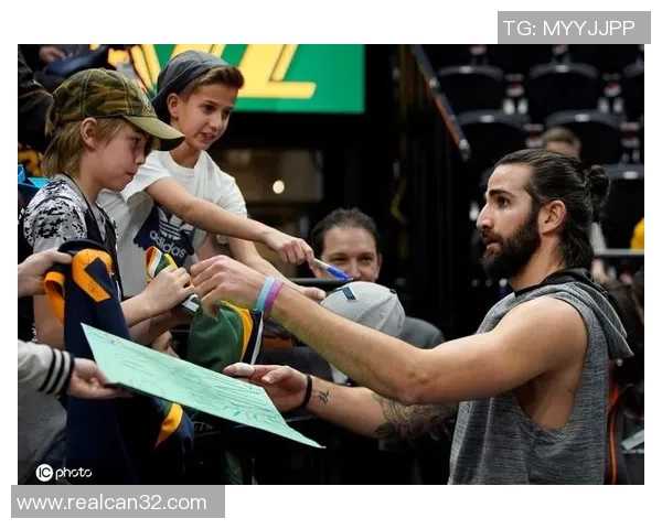 足球明星温馨时刻抱起小球迷成为场边焦点引发粉丝热议