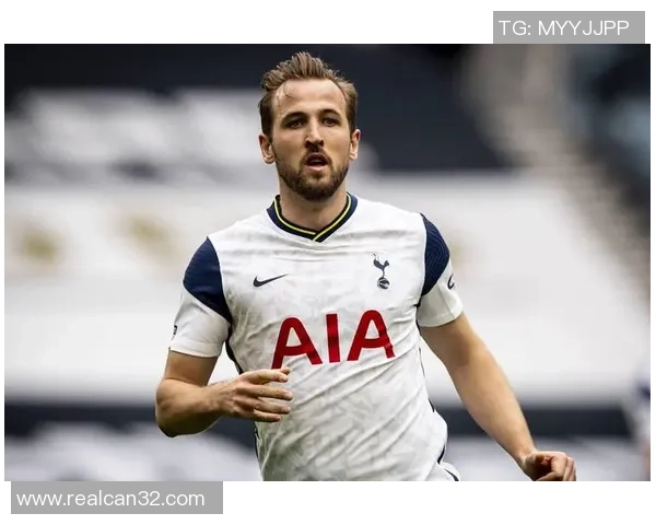 飞机降落时现身的足球巨星引发机场惊艳目光引领全场聚焦